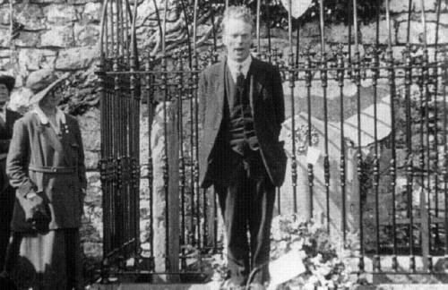 Liam Mellows at Wolfe Tones' grave at Bodenstown.